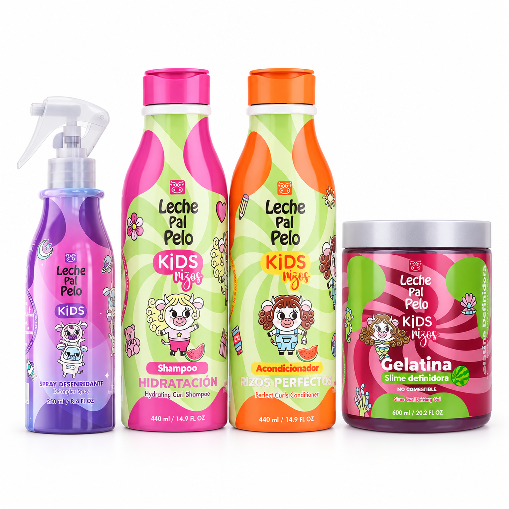 Kit Rizadas con Spray Desenredante, Shampoo Hidratación Suave, Acondicionador Rizos Perfectos y Gelatina Slime Definidora, de pie sobre fondo blanco